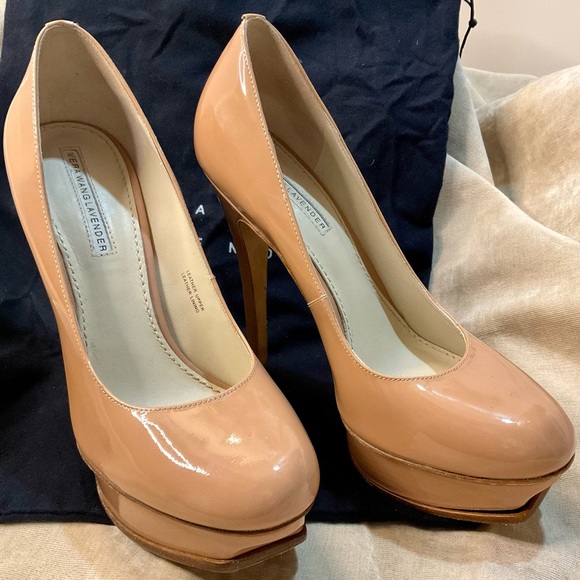 Vera Wang  Lavender Pumps with dust bag. Pretty in light pink. - Picture 3 of 12